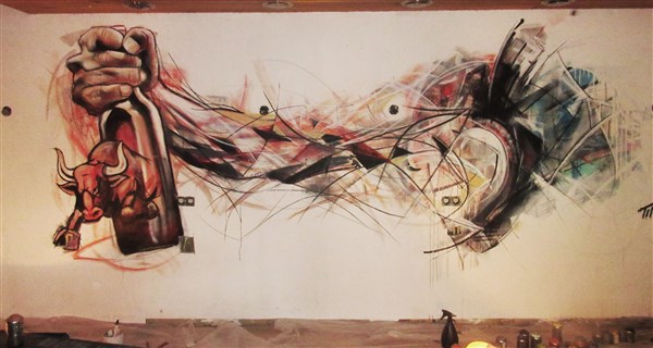 muurschildering van hand met fles abstract experimenteel cafe restaurant spuitbus en stift op acryl en waterbasis door Timbert